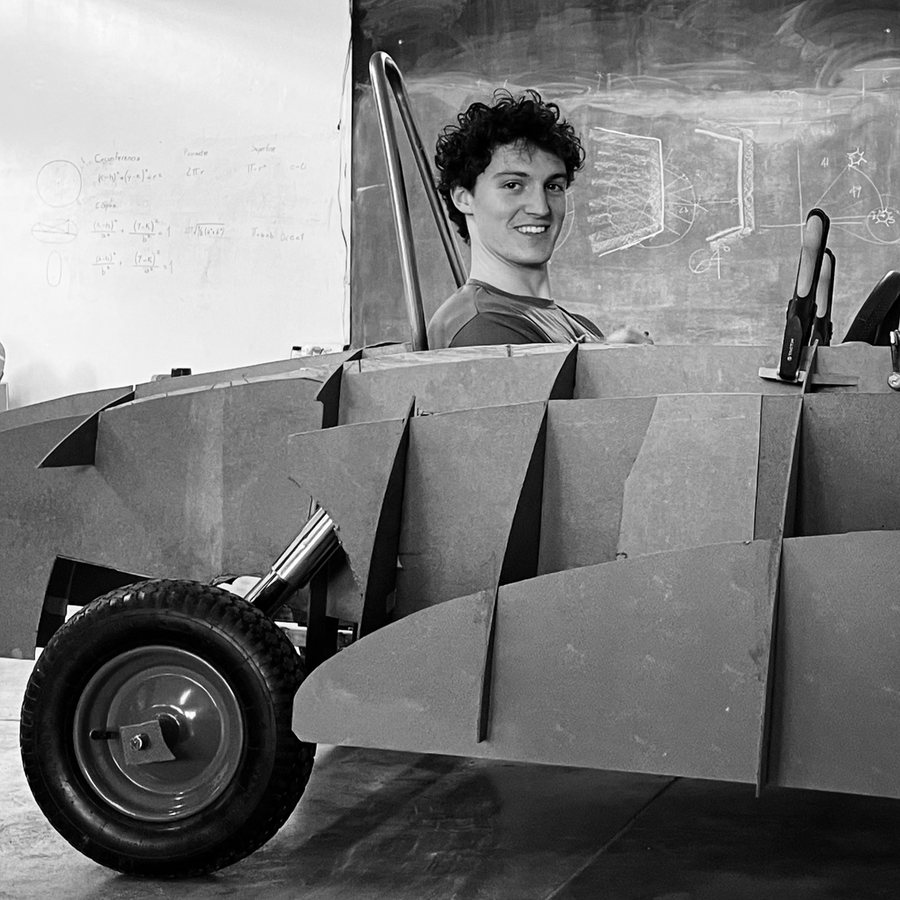 Marcos Roiz en el taller, junto a uno de sus prototipos